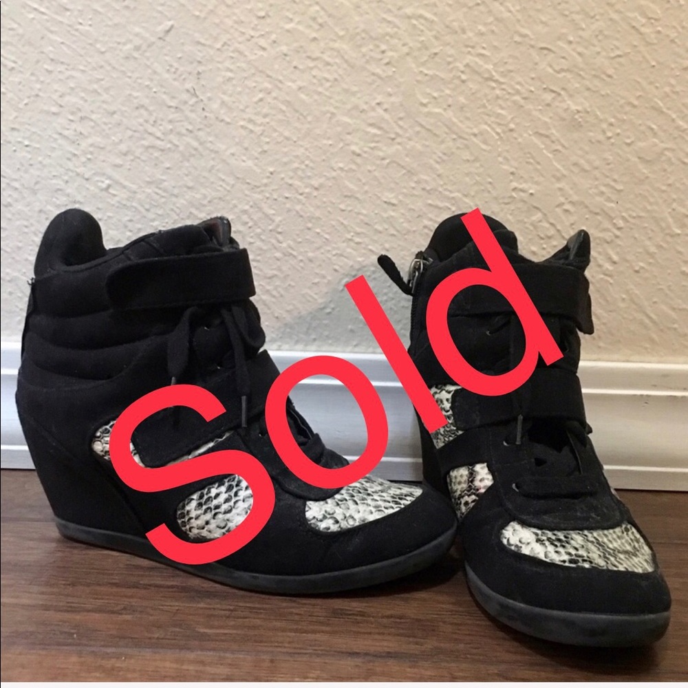 Simply Vera Vera Wang Sneaker Wedges!